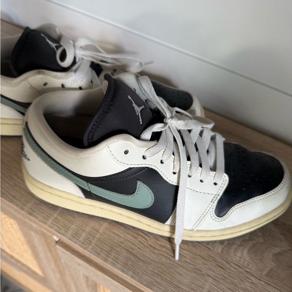 Nike Black and White Athletic Shoes High-Top Design